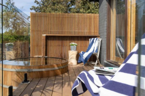 Braeside Hot Tub Retreat - 400m to Bridgewater Bay